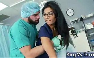 Doctorul face sex in spital cu asistenta